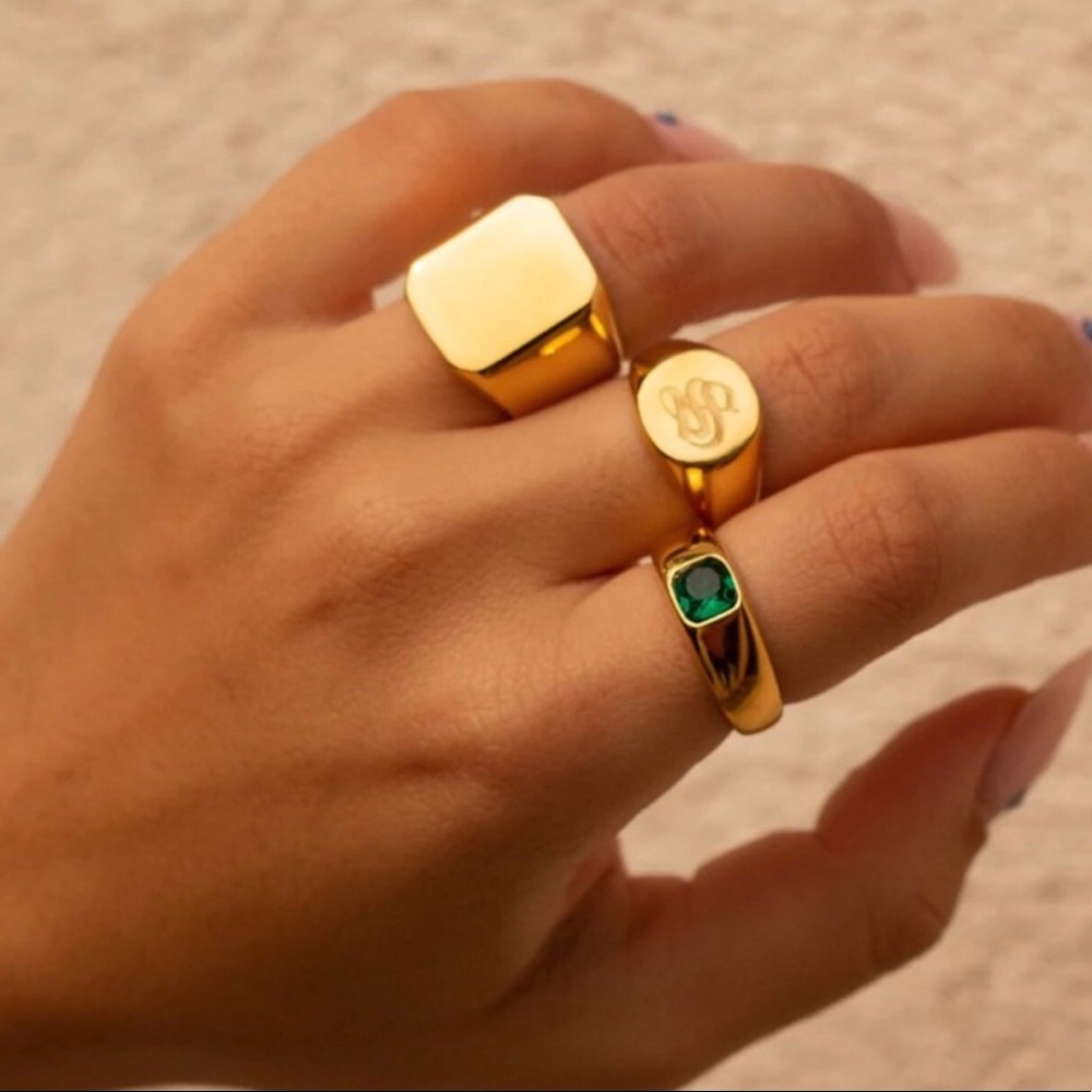 Chunky gold plated insignia ring 💍 Sz 8 - Picture 2 of 5
